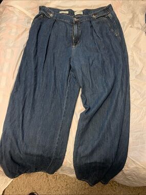 Universal Thread Women's Relaxed Pleated Jeans - Dark Blue